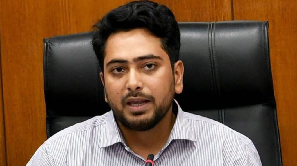 প্রশাসনকে রাজনৈতিক প্রভাবমুক্ত রাখতে হবে: নাহিদ ইসলাম