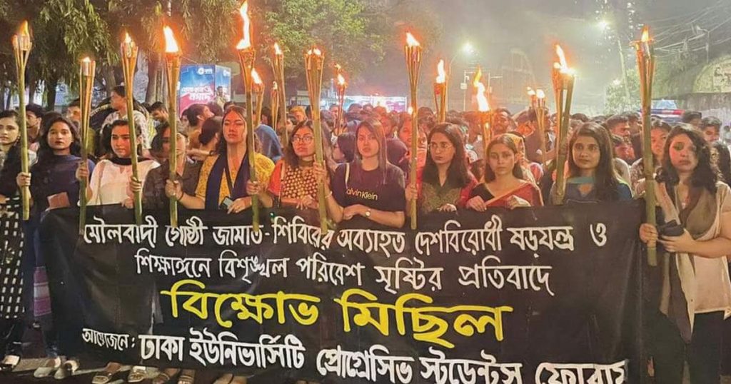 ধর্ষকদের প্রকাশ্য মৃত্যুদণ্ডের দাবিতে ঢাবিতে মশাল মিছিল