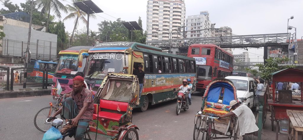 ৪ ঘণ্টা পর স্বস্তি যান চলাচল শুরু সায়েন্সল্যাবে