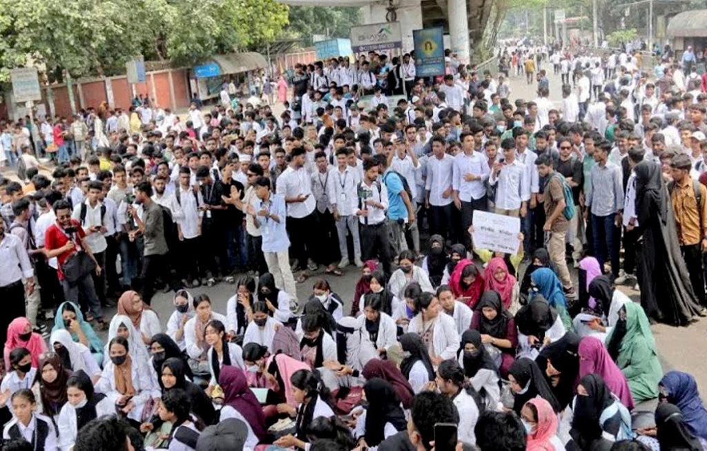 ছয় দফা দাবি আদায়ে বিক্ষুব্ধ ঢাকা পলিটেকনিক শিক্ষার্থীরা