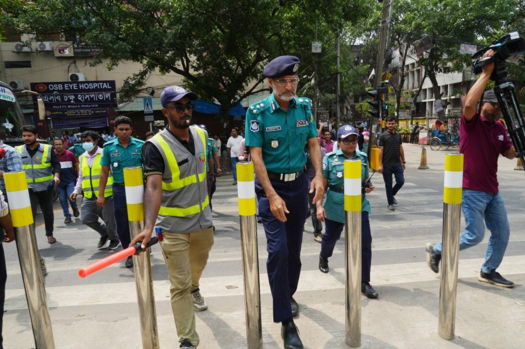 মিরপুরে ডিআরএসপি’র আওতায় ‘নিরাপদ পথচারী পারাপারে পাইলট প্রকল্প’ পরিদর্শন করলেন অতিরিক্ত পুলিশ কমিশনার মোঃ সরওয়ার