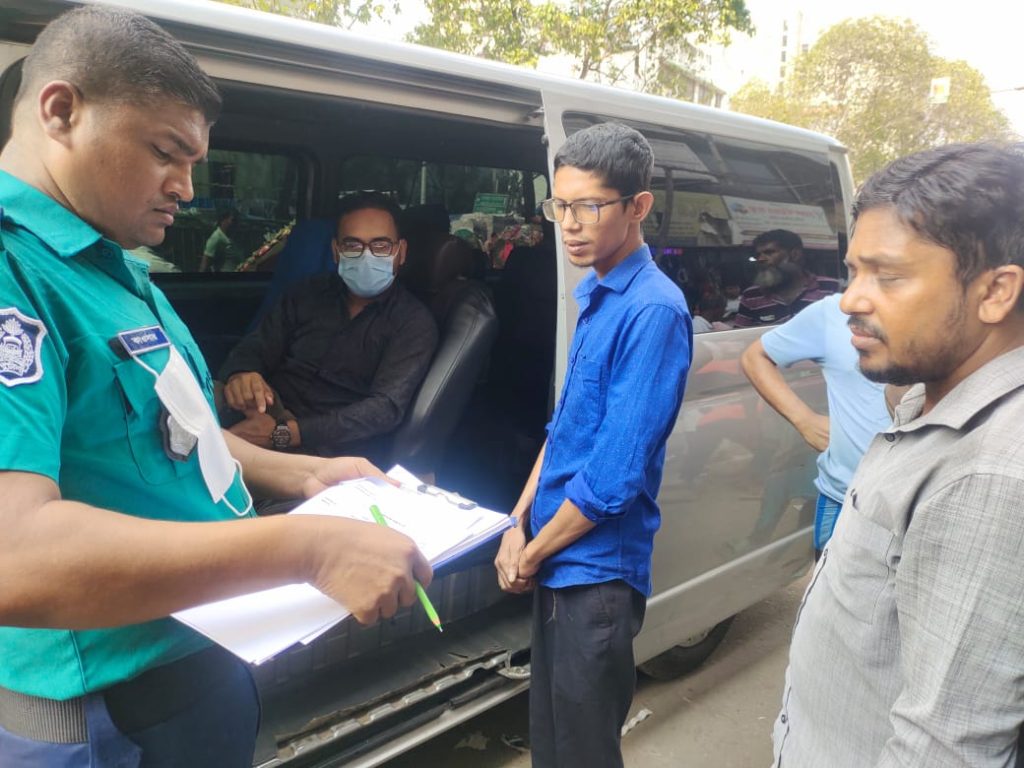 ডিএমপির ভ্রাম্যমাণ আদালত; উল্টো পথে রিক্সা প্রবেশ করানোয় যাত্রীর জরিমানা