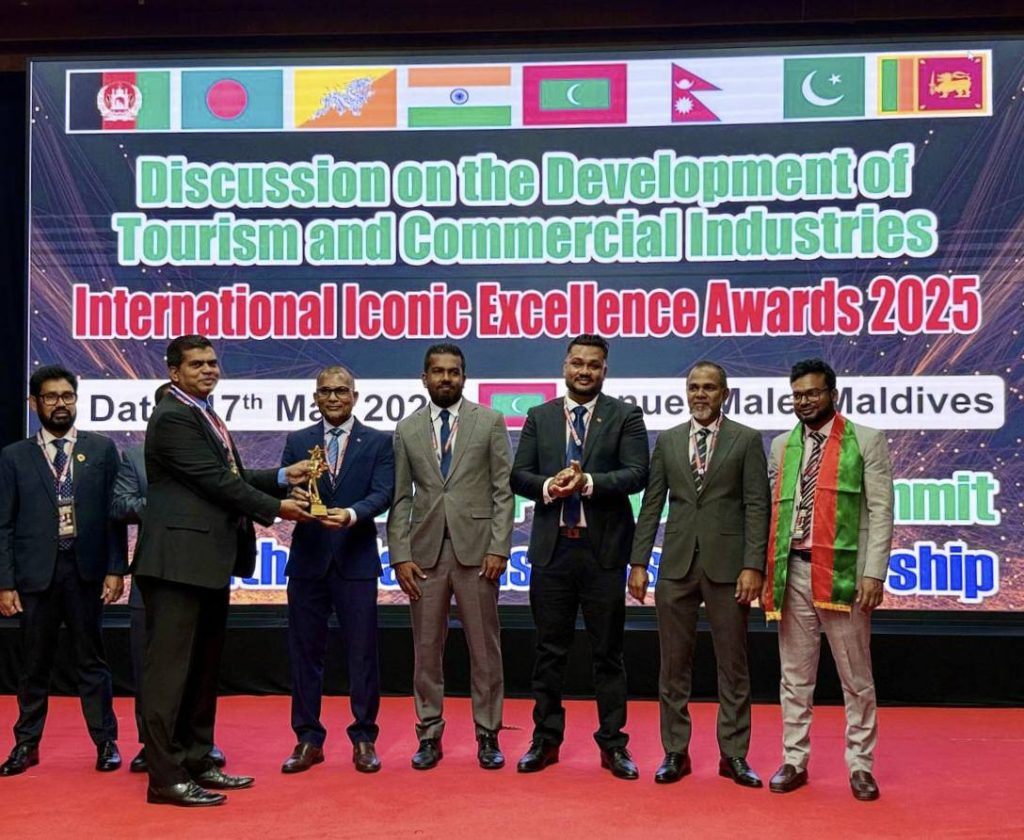 ‘ইন্টারন্যাশনাল আইকোনিক এক্সিলেন্স অ্যাওয়ার্ড’ পেলেন ইউএস-বাংলার কামরুল ইসলাম