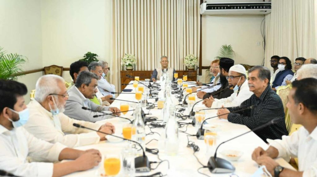 চার রাজনৈতিক দলের সাথে জরুরি বৈঠকে প্রধান উপদেষ্টা