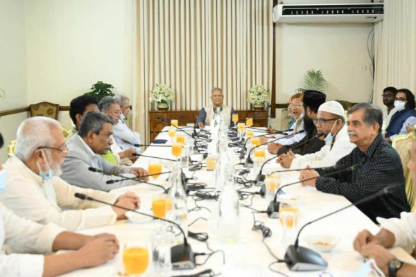 চার রাজনৈতিক দলের সাথে জরুরি বৈঠকে প্রধান উপদেষ্টা