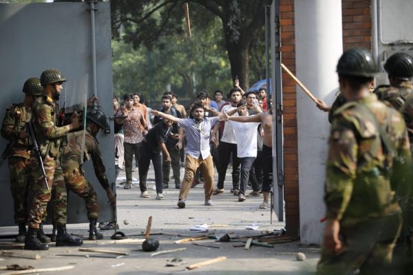 সচিবালয়ের ভেতরে ঢুকে ভাঙচুর করে শিক্ষার্থীরা। লাঠিচার্জ করে পুলিশ ও সেনা সদস্যরা। ছবি- সংগৃহীত