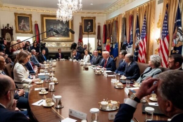 হরমুজ প্রণালির নতুন সংকট: হোয়াইট হাউসে ট্রাম্পের জরুরি বৈঠক