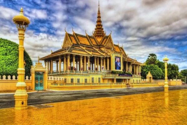 কম্বোডিয়ায় যেসব বাংলাদেশি অনিয়মিতভাবে (ভিসার মেয়াদোত্তীর্ণ বা অবৈধ কাজে জড়িত) অবস্থান করছেন, তাদের জন্য দেশটির সরকার সীমিত সময়ের একটি বিশেষ সুযোগ ঘোষণা করেছে।