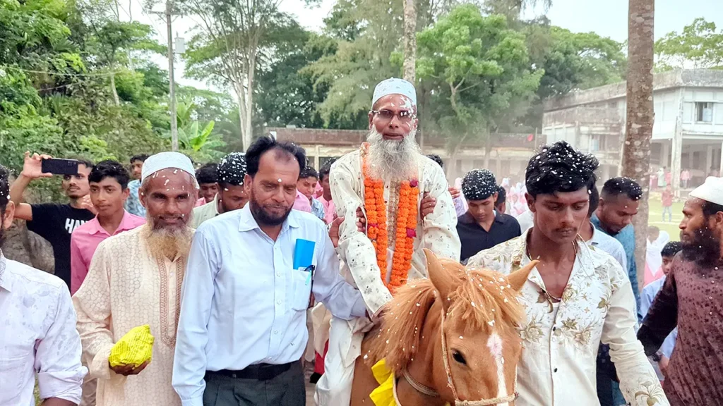 শেষ কর্মদিবসে ঘোড়ায় চড়ে রাজসিক বিদায় পেলেন পটুয়াখালীর শিক্ষক