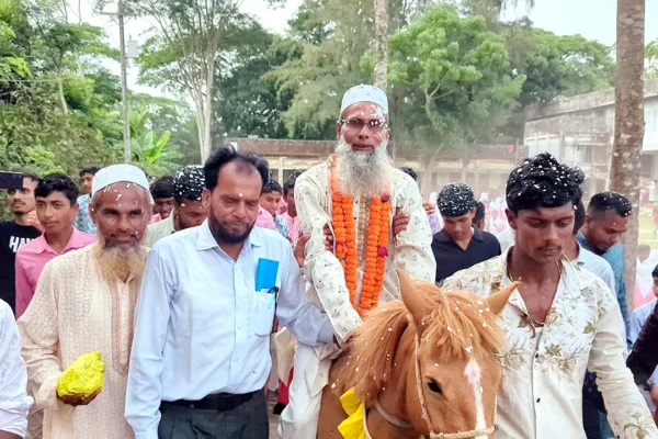 শেষ কর্মদিবসে ঘোড়ায় চড়ে রাজসিক বিদায় পেলেন পটুয়াখালীর শিক্ষক